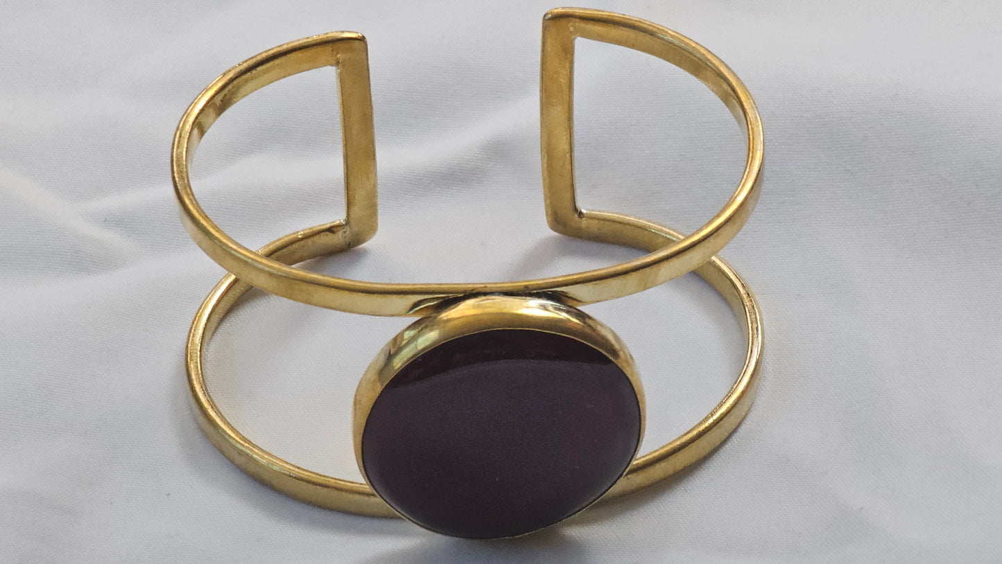 Brazalete de latón con capricho dorado