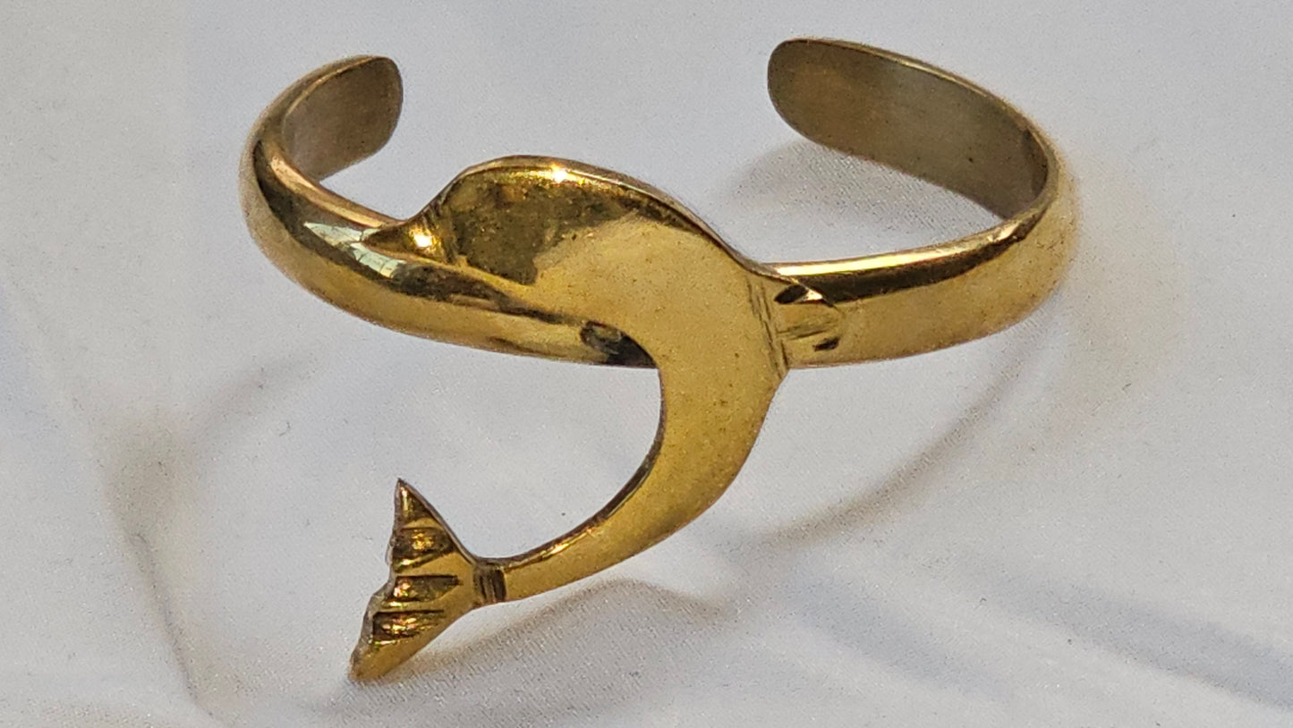 Brazalete de latón con capricho dorado