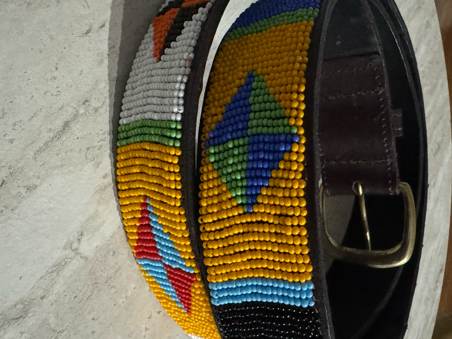 Cinturón de cuero con cuentas y diseño tribal