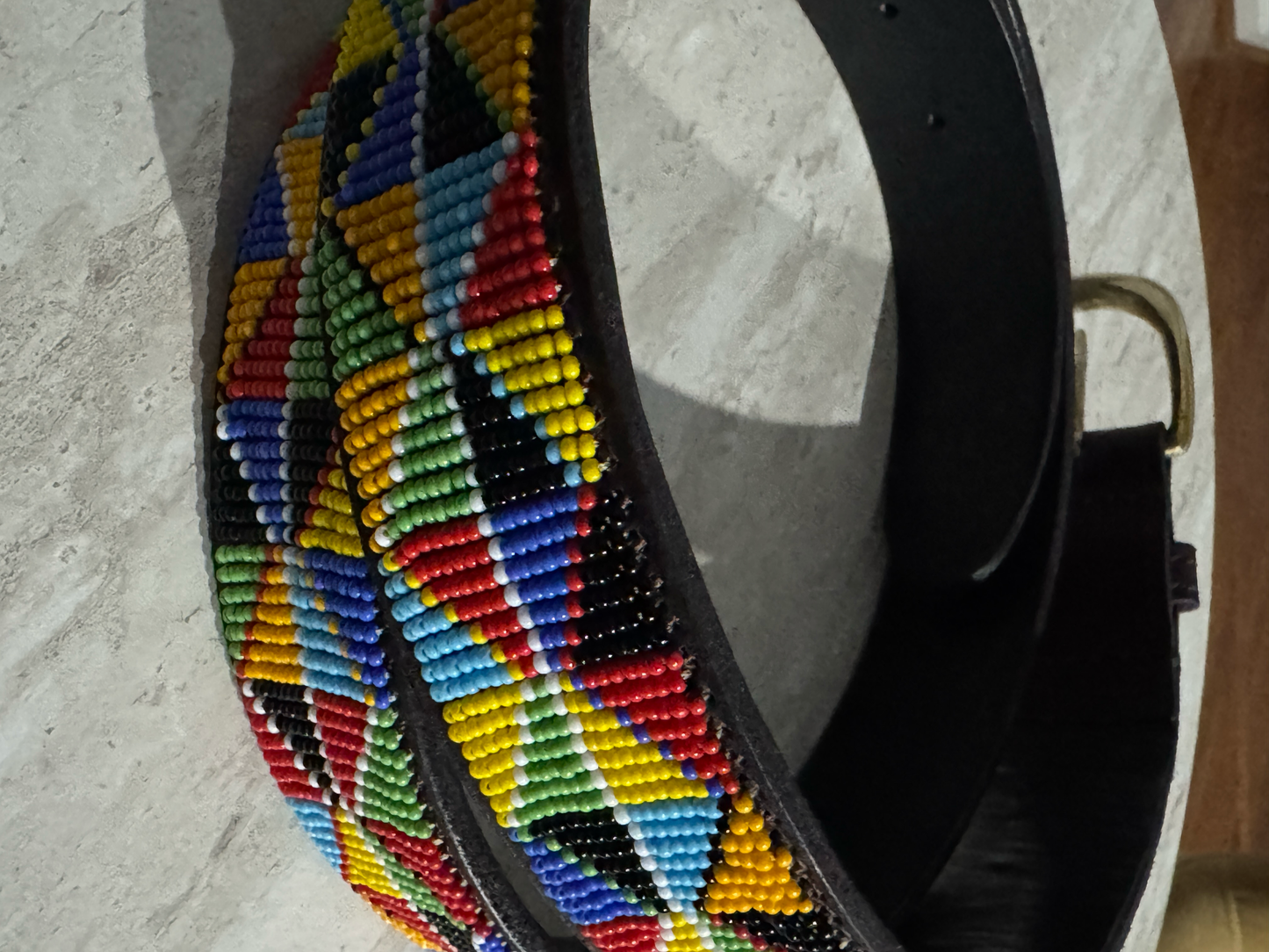Cinturón de cuero con cuentas y diseño tribal