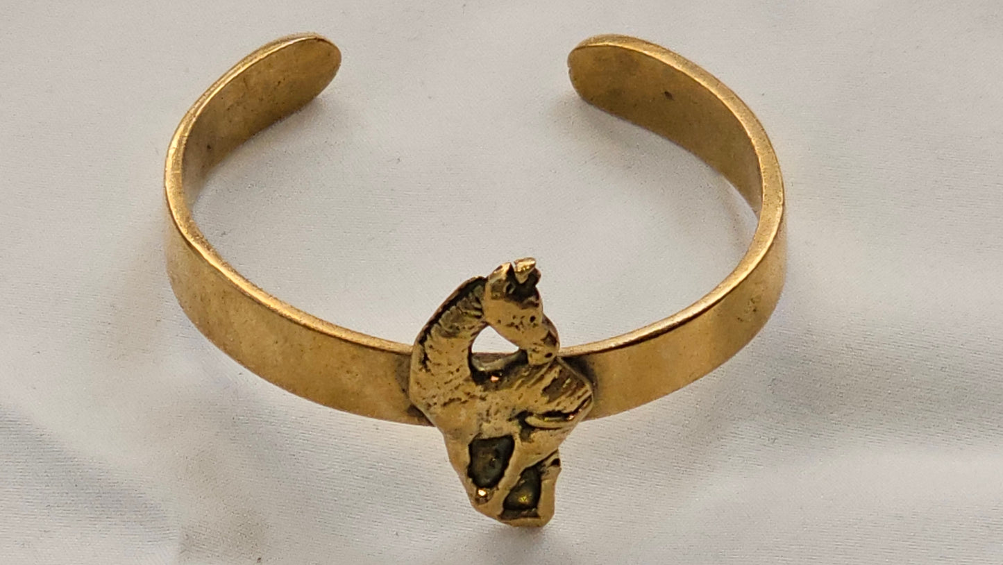 Brazalete de latón con capricho dorado
