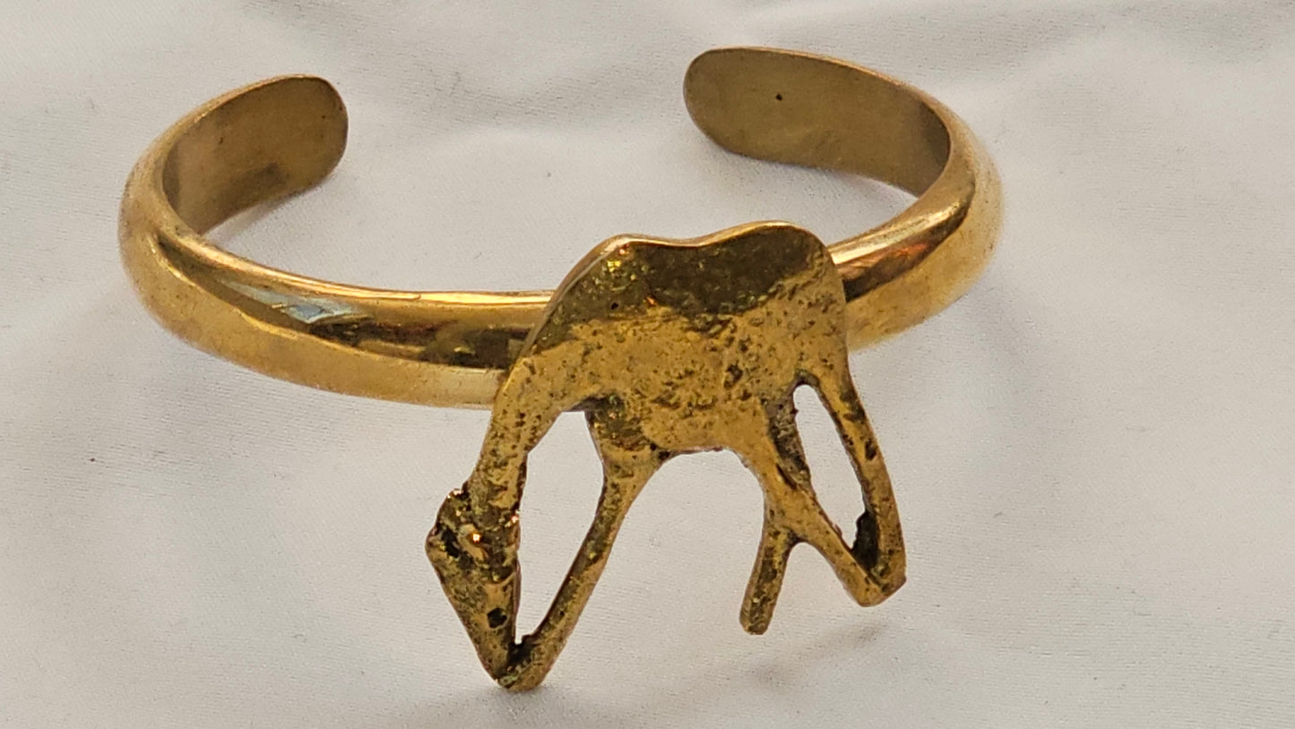 Brazalete de latón con capricho dorado