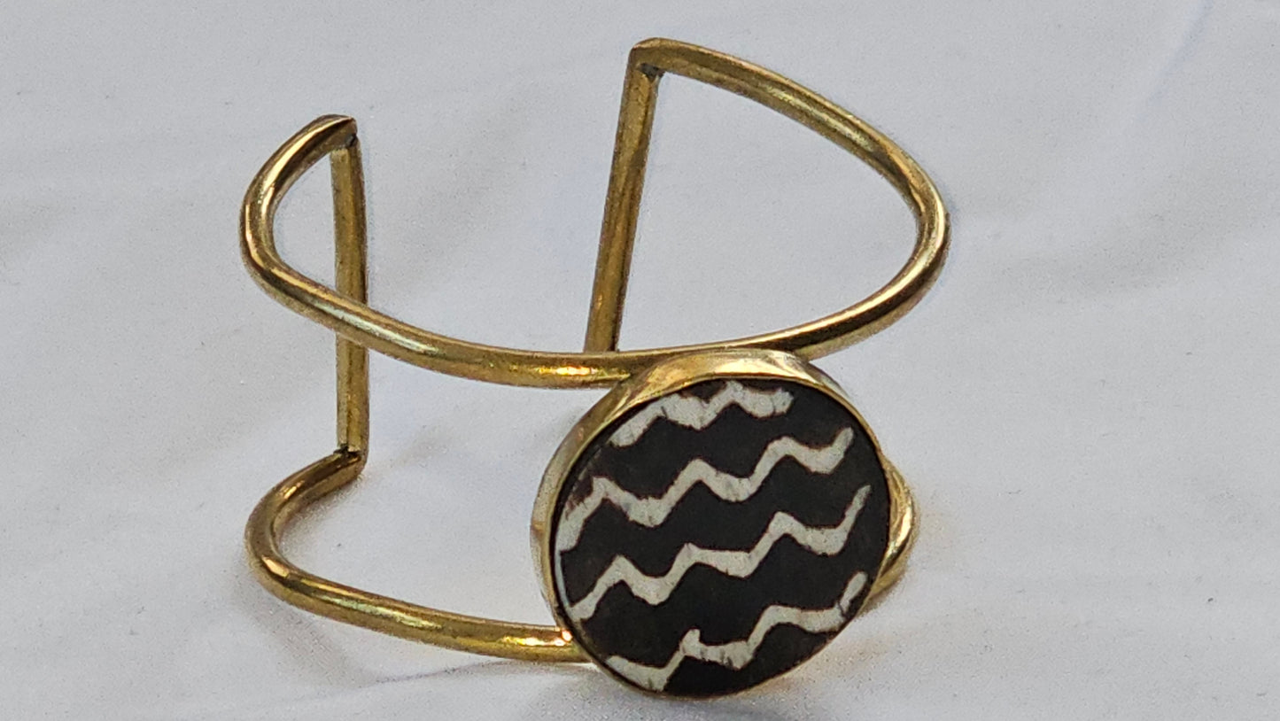 Brazalete de latón con capricho dorado