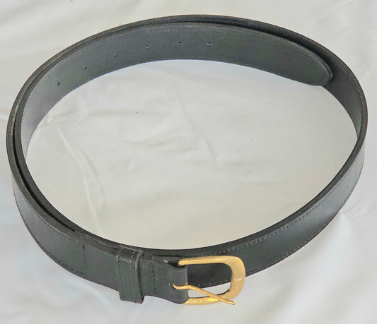 Cinturón de cuero con borde minimalista