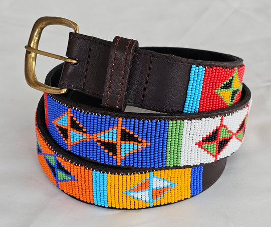 Cinturón de cuero con cuentas y diseño tribal