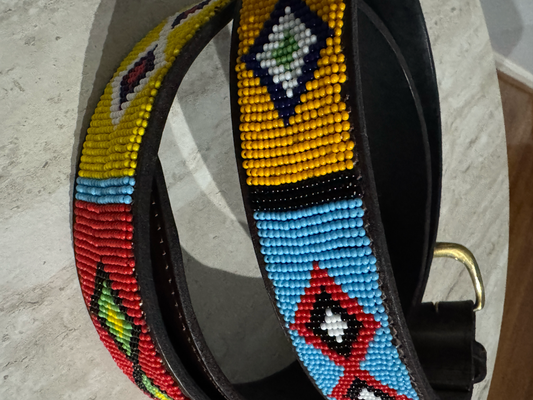 Cinturón de cuero con cuentas y diseño tribal