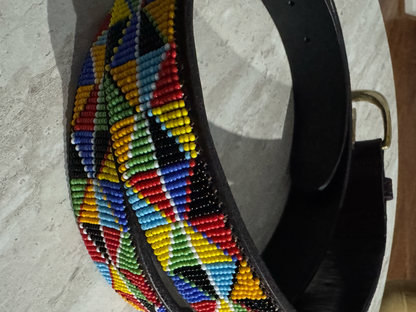 Cinturón de cuero con cuentas y diseño tribal